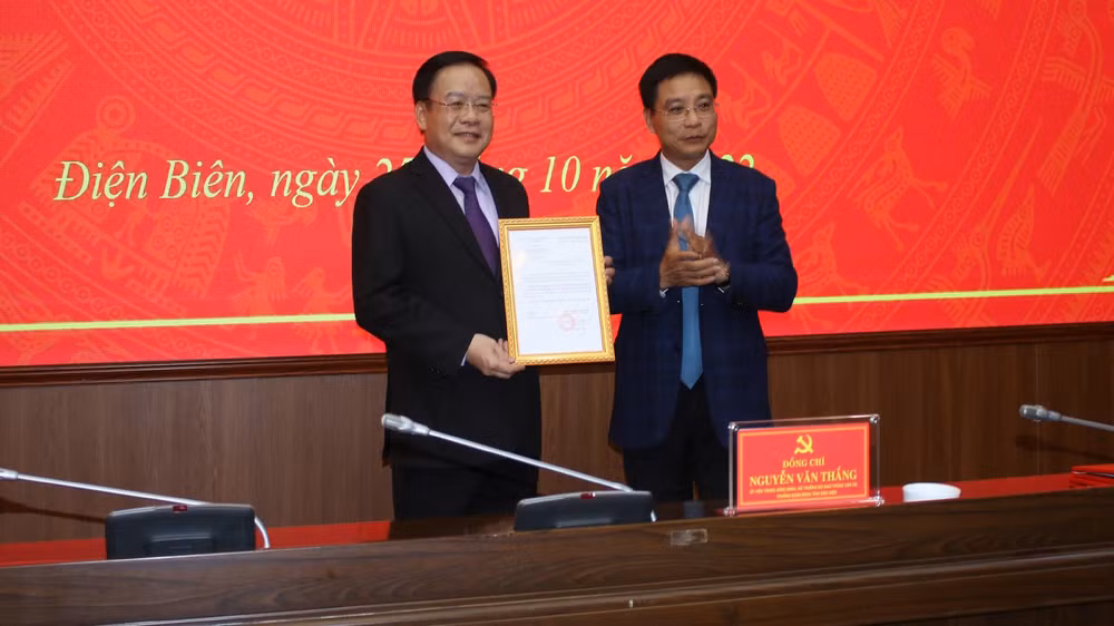 Đồng chí Nguyễn Văn Thắng, Ủy viên Trung ương Đảng, Bộ trưởng Giao thông vận tải trao quyết định giao điều hành cho đồng chí Mùa A Sơn.