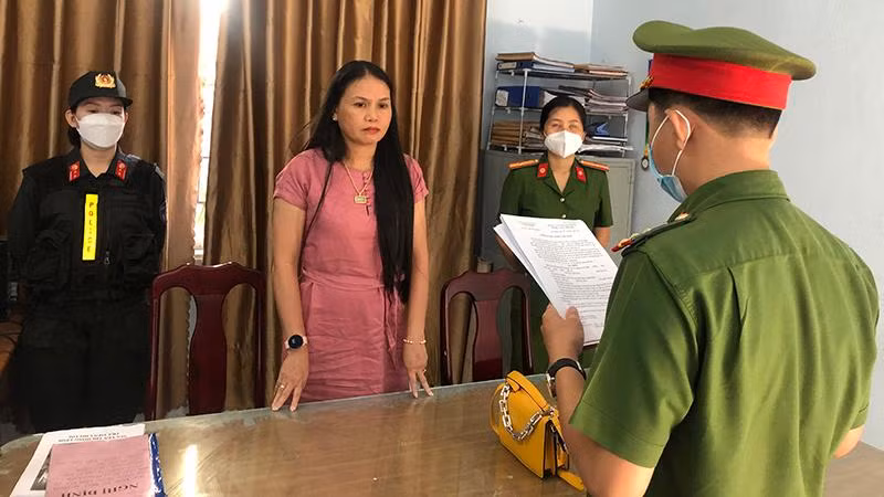 Cơ quan điều tra tống đạt quyết định khởi tố, bắt tạm giam đối tượng Huỳnh Thị Châu.
