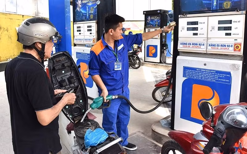 Sau trích lập quỹ bình ổn, giá xăng E5 RON92 và RON95 cùng đi ngang. (Ảnh: ANH SƠN)