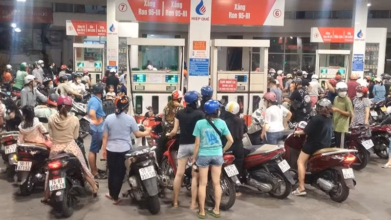 Nhiều cửa hàng xăng, dầu lân cận nghỉ bán, người dân tập trung rất đông tại cửa hàng xăng, dầu Hiệp Quế Lâm (đường Bình Long, quận Tân Phú, Thành phố Hồ Chí Minh) vào tối 9/10. (Ảnh: TẤN HAY)