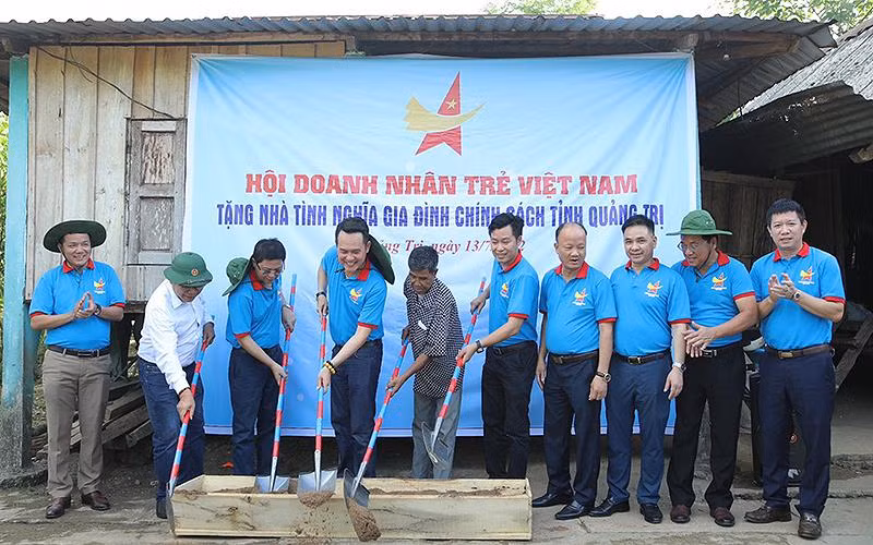 Phó Chủ tịch Hội Liên hiệp Thanh niên Việt Nam, Chủ tịch Hội Doanh nhân trẻ Việt Nam Đặng Hồng Anh (thứ tư từ trái sang) và đại diện các đơn vị liên quan khởi công Nhà tình nghĩa tặng gia đình chính sách tại tỉnh Quảng Trị.
