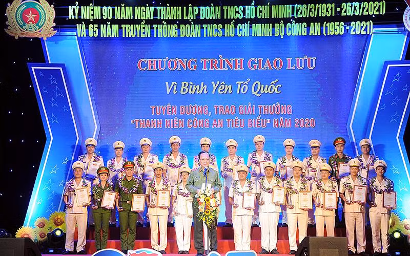 Đồng chí Thượng tướng Nguyễn Văn Thành, Ủy viên Trung ương Đảng, Thứ trưởng Công an phát biểu chỉ đạo tại chương trình tuyên dương “Gương mặt trẻ Công an tiêu biểu” năm 2021 (diễn ra tháng 3/2022).