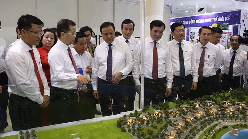 Các đại biểu tham quan tại Hội chợ.