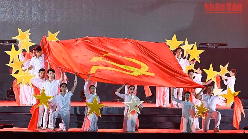 Chương trình nghệ thuật đặc sắc tại buổi lễ. (Ảnh: DUY LINH)