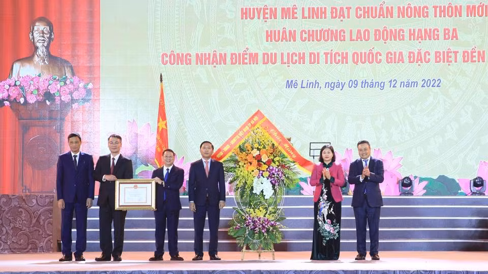 Lãnh đạo thành phố Hà Nội trao Quyết định công nhận đạt chuẩn nông thôn mới cho huyện Mê Linh.