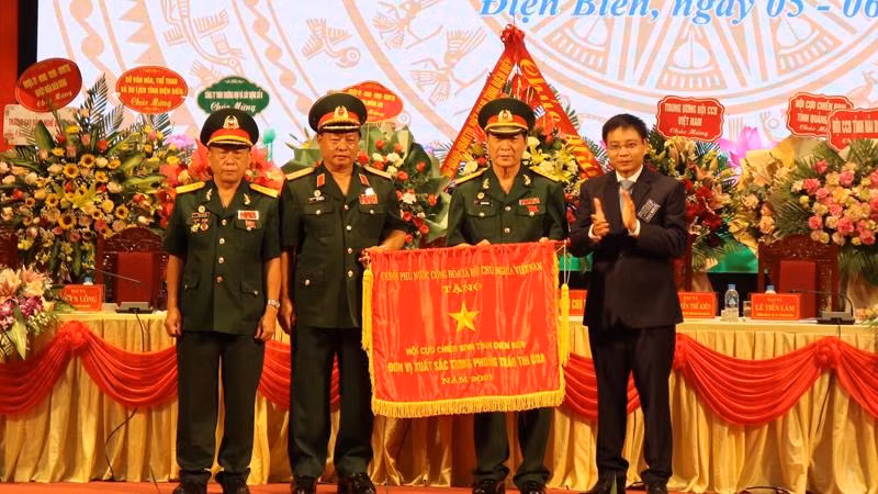 Thừa ủy quyền Thủ tướng Chính phủ, đồng chí Nguyễn Văn Thắng, Bí thư Tỉnh ủy Điện Biên trao Cờ thi đua của Chính phủ cho Hội Cựu chiến binh tỉnh Điện Biên. 