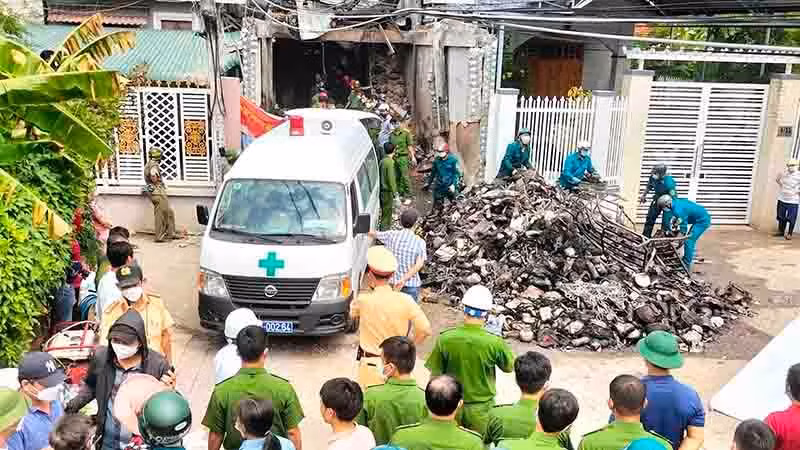 Lực lượng chức năng phong tỏa hiện trường và đưa thi thể các nạn nhân đến Bệnh viện đa khoa tỉnh Ninh Thuận để xử lý hậu sự.