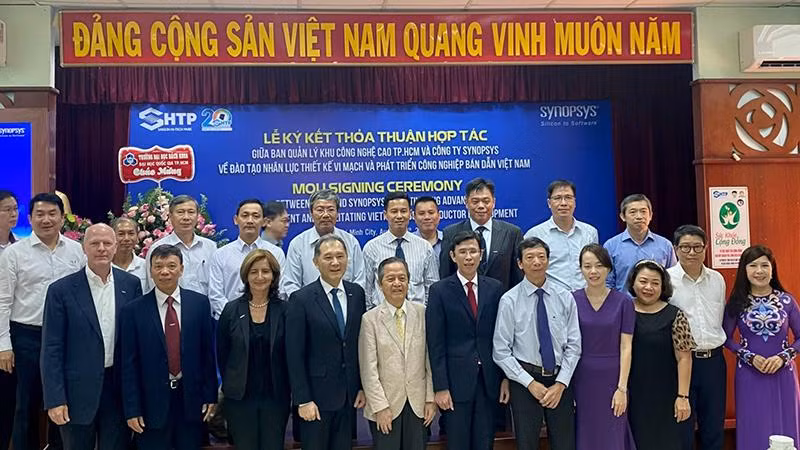 Các đại biểu chụp ảnh lưu niệm tại lễ ký kết.