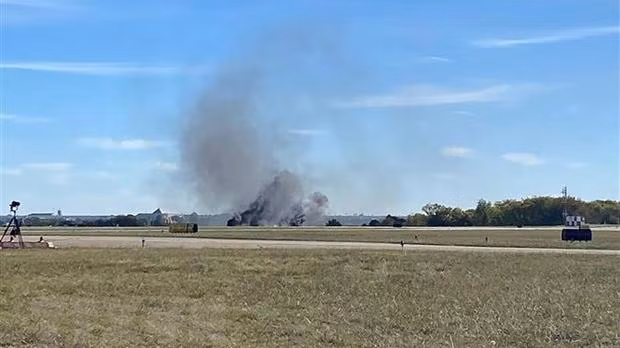 Khói bốc lên từ hiện trường vụ va chạm máy bay tại triển lãm hàng không Wings Over Dallas ở sân bay Executive Dallas, thành phố Dallas, bang Texas, Mỹ, ngày 12/11/2022. (Ảnh: AFP/TTXVN)