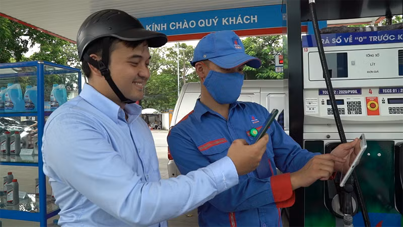 Mua xăng nhận tiền khi thanh toán qua VNPT Money.