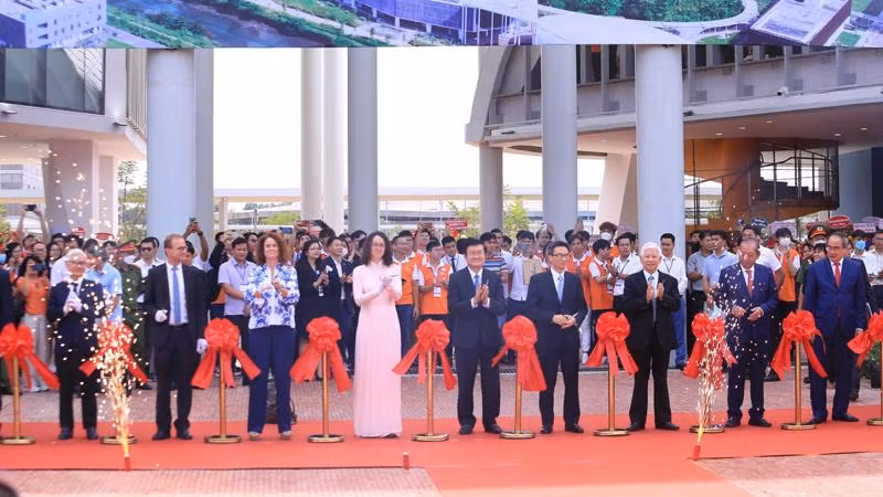 Phó Thủ tướng Chính phủ Vũ Đức Đam và các đại biểu thực hiện nghi thức khánh thành Khuôn viên Trường Đại học Việt Đức.
