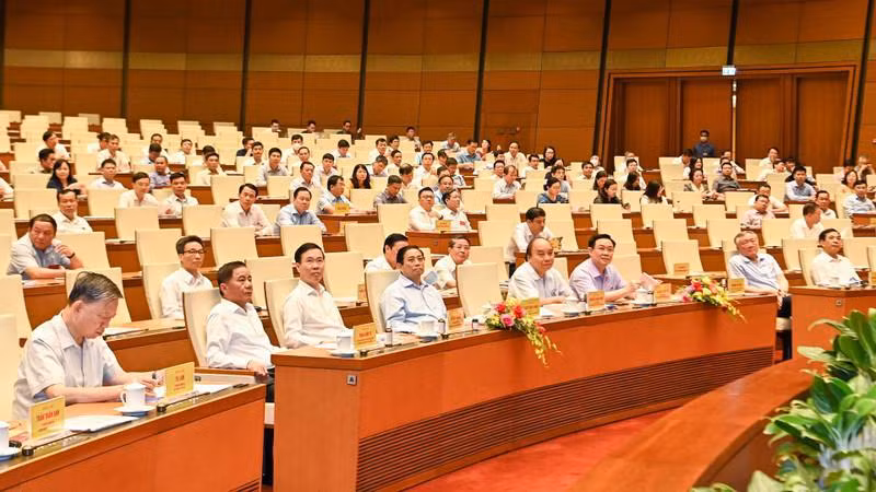 Chủ tịch nước Nguyễn Xuân Phúc, Thủ tướng Phạm Minh Chính, Chủ tịch Quốc hội Vương Đình Huệ và các đại biểu dự hội nghị tại Hội trường Diên Hồng. (Ảnh: DUY LINH)