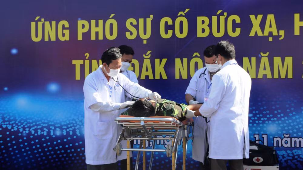 Xử lý cấp cứu trường hợp bị nhiễm độc ngay tại hiện trường.