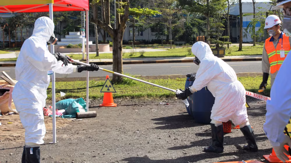 Tìm kiếm và xác định tình trạng của nguồn phóng xạ.