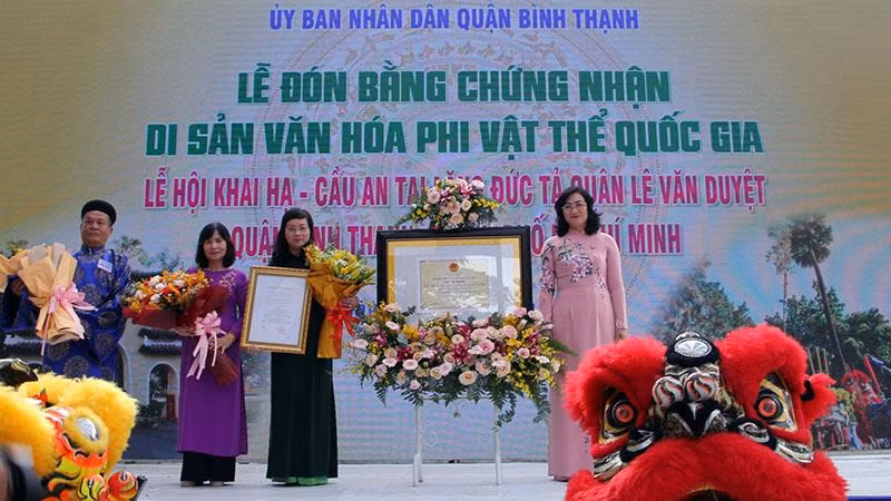 Lãnh đạo Thành phố Hồ Chí Minh trao bằng chứng nhận di sản văn hóa phi vật thể Quốc gia “Lễ hội Khai Hạ-Cầu An” cho đại diện quận Bình Thạnh.
