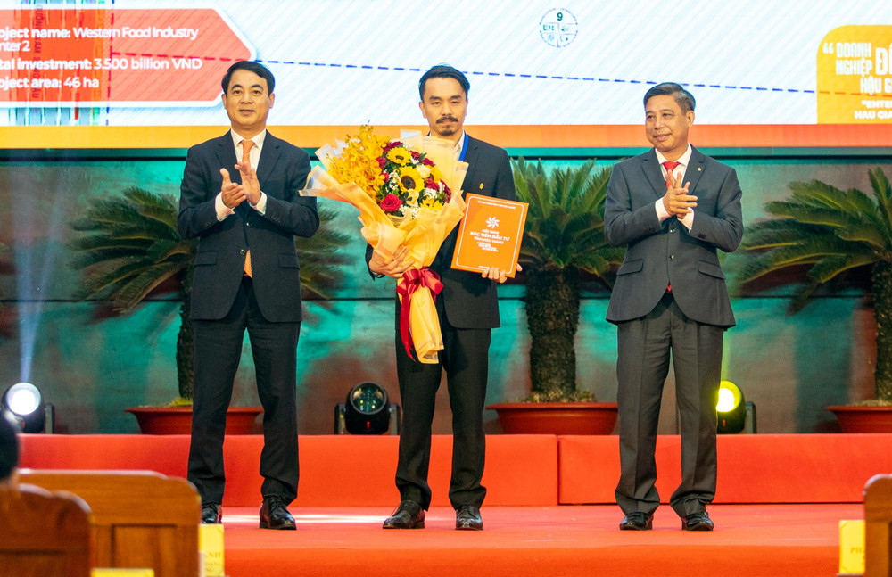 Ông Danny Le, Tổng Giám đốc Công ty cổ phần Tập đoàn Masan nhận Chủ trương đầu tư dự án Trung tâm công nghiệp thực phẩm Miền Tây 2.