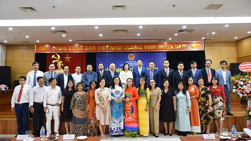 Các đại biểu chụp ảnh kỷ niệm tại Lễ phát động.