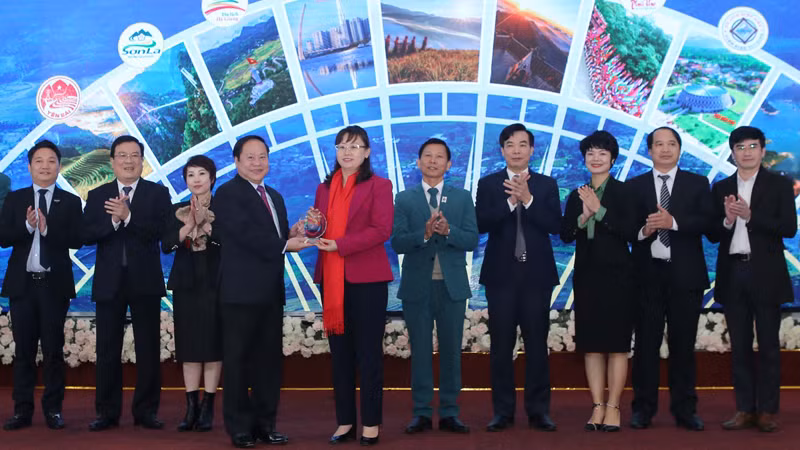 Bàn giao vai trò Trưởng nhóm liên kết hợp tác giữa các thành viên.