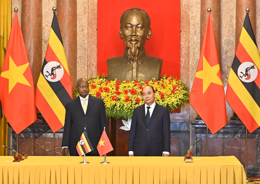 Chủ tịch nước Nguyễn Xuân Phúc và Tổng thống Uganda Yoweri Kaguta Museveni chứng kiến lễ ký các văn kiện hợp tác.