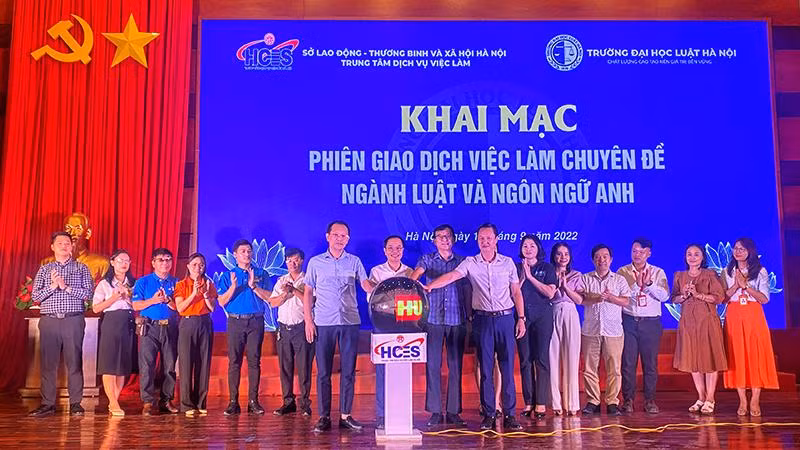 Khai mạc Phiên giao dịch việc làm chuyên đề ngành luật và ngôn ngữ Anh với sự tham dự của lãnh đạo Trung tâm Dịch vụ việc làm Hà Nội và Trường Đại học Luật Hà Nội.