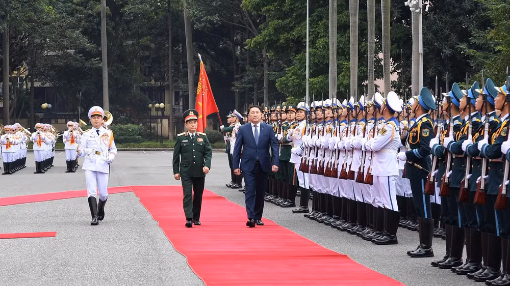 Đại tướng Phan Văn Giang, Bộ trưởng Quốc phòng cùng Ngài Saikhanbayar Gursed, Bộ trưởng Quốc phòng Mông Cổ, duyệt đội danh dự.