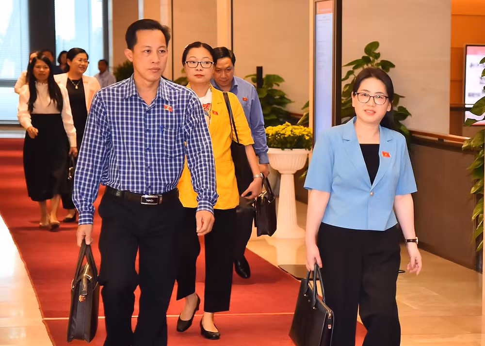 Các đại biểu Quốc hội đến dự Phiên chất vấn và trả lời chất vấn tại Hội trường Diên Hồng.