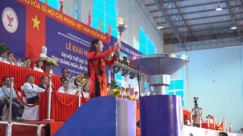 Bí thư Tỉnh ủy Quảng Ngãi Bùi Thị Quỳnh Vân thực hiện nghi thức thắp đuốc đài lửa Đại hội.