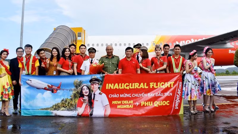 Phi hành đoàn chuyến bay VJ956 của hãng hàng không Vietjet Air chụp ảnh cùng đại diện Cảng Hàng không quốc tế Phú Quốc.