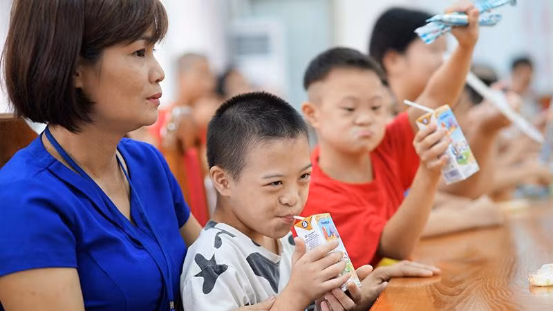 Biểu cảm thích thú của các em khi vừa được xem văn nghệ, vừa được uống sữa và khám phá những phần quà xinh xắn.