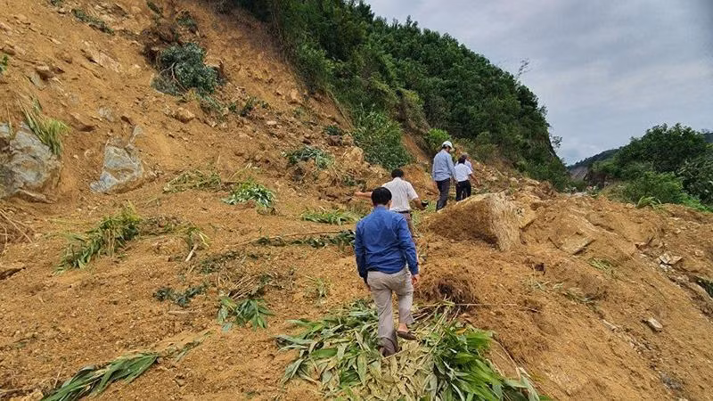 Hiện trường vụ sạt lở đất lấp trên tuyến ĐH5 (huyện Nông Sơn).