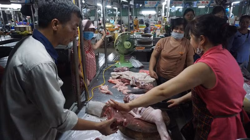 Người dân tranh thủ chuẩn bị lương thực thực phẩm phòng, chống bão.