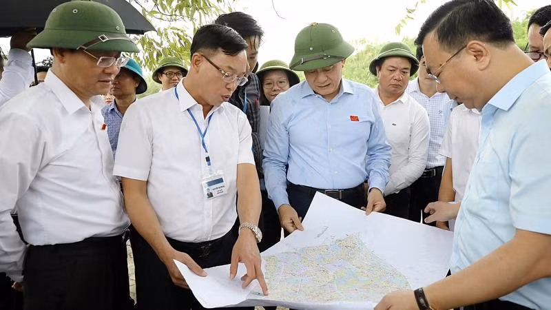 Đoàn giám sát khảo sát thực địa tại Trạm bơm Cự Khối (phường Cự Khối), quận Long Biên.