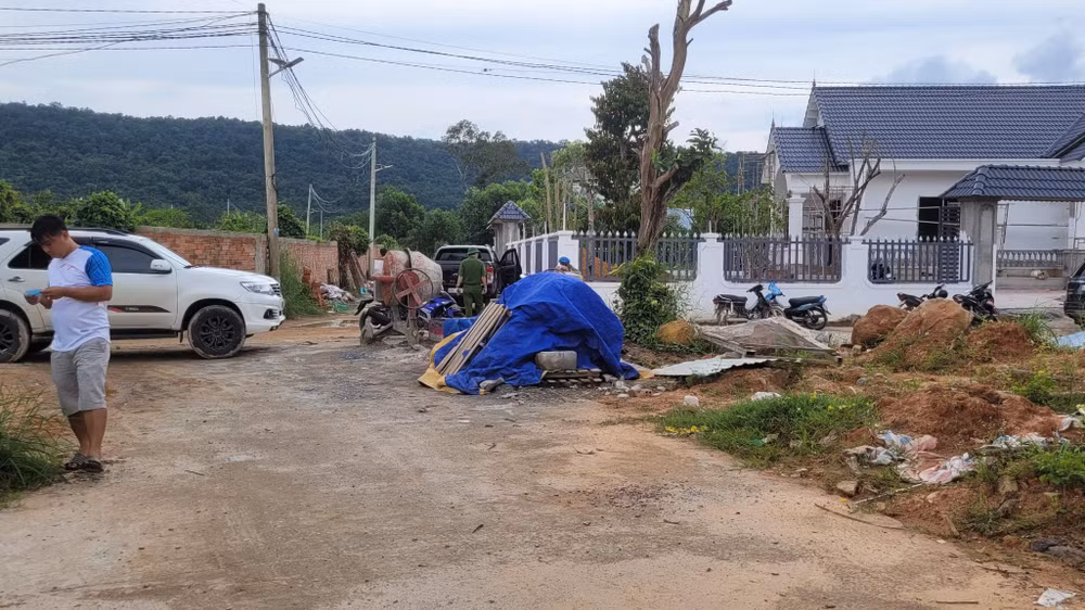 Hiện trường xảy ra vụ nổ súng làm chết tại chỗ 2 người ở ấp Bến Tràm, xã Cửa Dương, thành phố Phú Quốc, ngày 27/10. 