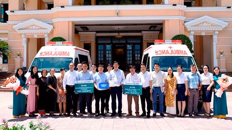 Đại diện Ngân hàng BIDV chi nhánh Thừa Thiên Huế và đối tác chiến lược bàn giao xe cứu thương cho Trung tâm Vận chuyển cấp cứu 115 và Trung tâm Y tế huyện A Lưới.