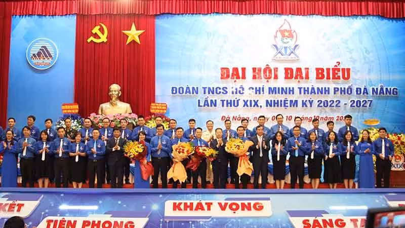 Ra mắt Ban Chấp hành khóa mới.