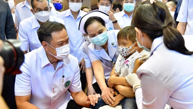 Những trẻ nhỏ đầu tiên được tiêm vaccine ngừa Covid-19 ở Thái Lan. (Ảnh: Bộ Y tế Thái Lan)
