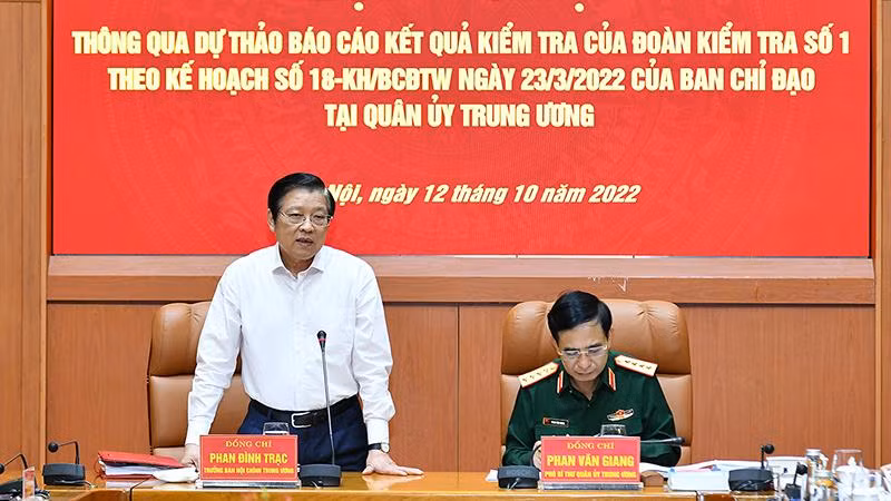 Đồng chí Phan Đình Trạc, Ủy viên Bộ Chính trị, Bí thư Trung ương Đảng, Trưởng Ban Nội chính Trung ương, Phó Trưởng Ban thường trực Ban Chỉ đạo Trung ương về phòng, chống tham nhũng, tiêu cực phát biểu tại hội nghị.