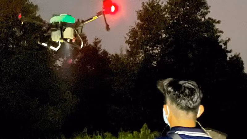 Sử dụng thiết bị bay phun thuốc cho vườn trái cây tại huyện Cai Lậy (Tiền Giang).