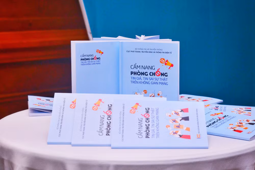“Cẩm nang phòng, chống tin giả, tin sai sự thật trên không gian mạng” được kỳ vọng sẽ nâng cao nhận thức về trách nhiệm trên không gian mạng cho người dùng Internet ở Việt Nam.