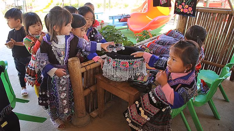 Học sinh Trường mầm non Kim Nọi trải nghiệm phương pháp STEM qua hoạt động chợ phiên giả định.