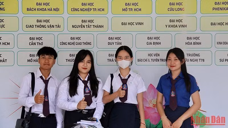 Học sinh, sinh viên Lào vui vẻ check-in tại Triển lãm. (Ảnh: TRỊNH DŨNG)