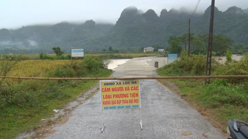 Tràn qua đường trên địa bàn xã Môn Sơn (Con Cuông) bị ngập nước.