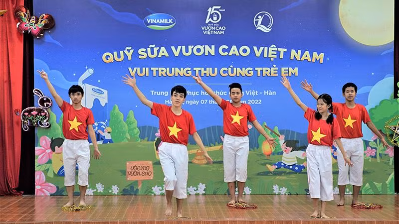 Với sự hướng dẫn tận tình của cô giáo, các em tại Trung tâm phục hồi chức năng Việt-Hàn đã có màn trình diễn văn nghệ rất tự tin.