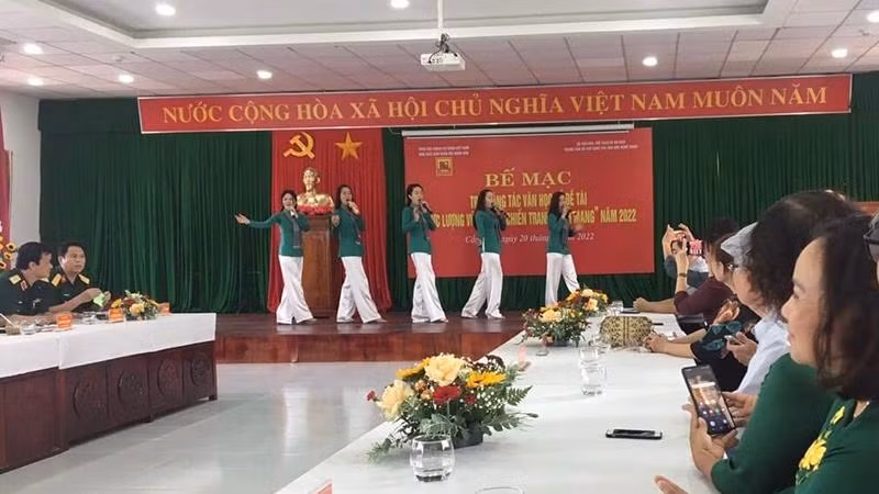 Giao lưu văn nghệ sĩ tại lễ bế mạc Trại sáng tác văn học đề tài "Lực lượng vũ trang-Chiến tranh cách mạng" năm 2022 tại Cần Thơ.