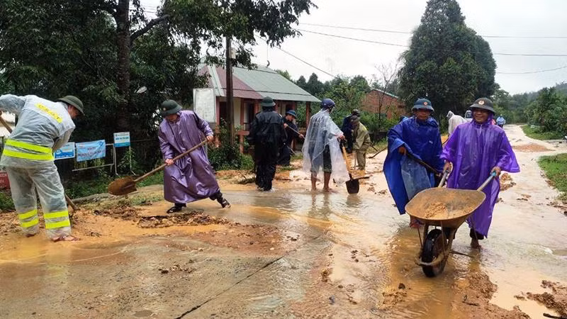 Các lực lượng chức năng ở A Lưới dọn dẹp vệ sinh giúp dân sau mưa lũ.