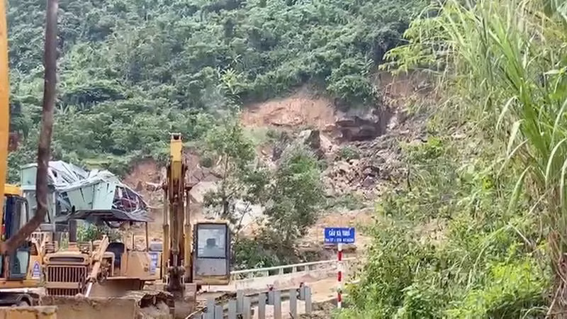 Nổ mìn phá đá trên mặt bằng Nhà máy Thủy điện Kà Tinh 1.