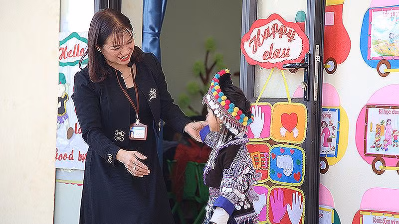 Cô giáo Đỗ Thị Loan, Phó Hiệu trưởng Trường mầm non Kim Nọi (huyện Mù Cang Chải, tỉnh Yên Bái) chuẩn bị trang phục cho học sinh trước giờ học STEM.