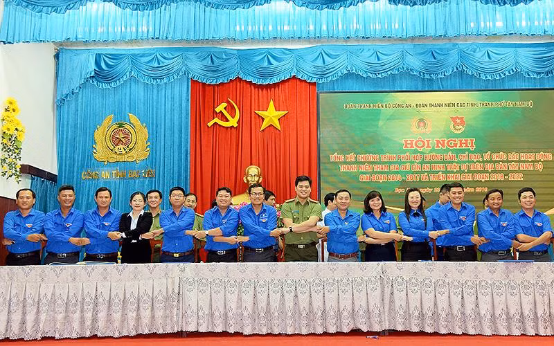 Đoàn thanh niên Bộ Công an và Đoàn thanh niên các tỉnh, thành phố Tây Nam Bộ ký kết chương trình phối hợp hướng dẫn, chỉ đạo, tổ chức các hoạt động thanh niên tham gia giữ gìn an ninh trật tự trên địa bàn Tây Nam Bộ.