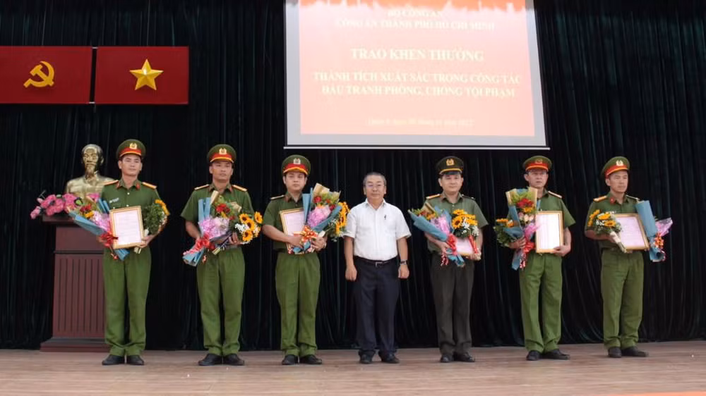 Đại diện lãnh đạo quận 8 trao khen thưởng cho các đơn vị. (Ảnh: CTV)