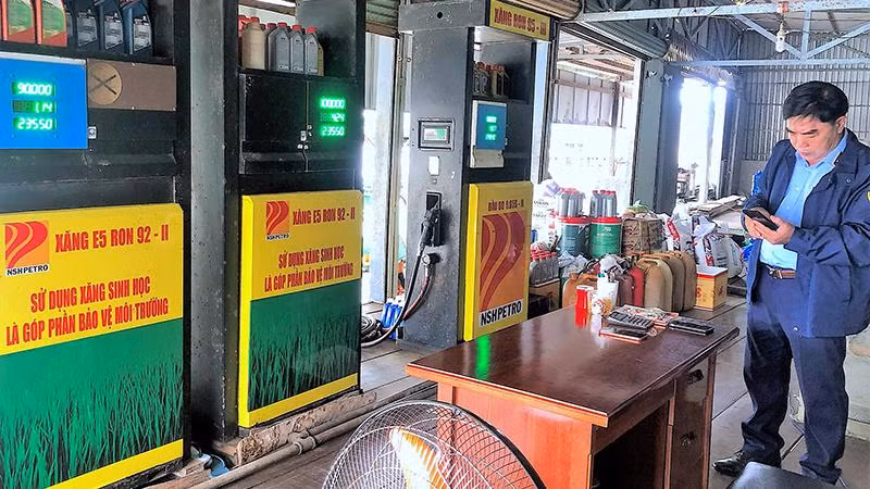 Lực lượng chức năng Cà Mau kiểm tra một đơn vị bán lẻ xăng dầu và phát hiện sai phạm tại đơn vị này. 